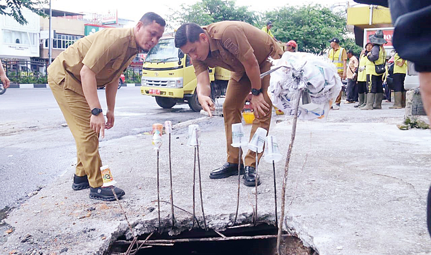 Wali Kota Pekanbaru Agung Nugroho didampingi Plt Kadis PUPR Pekanbaru Edward Riansyah mengecek kondisi jalan dan drainase di Pekanbaru, baru-baru ini.
