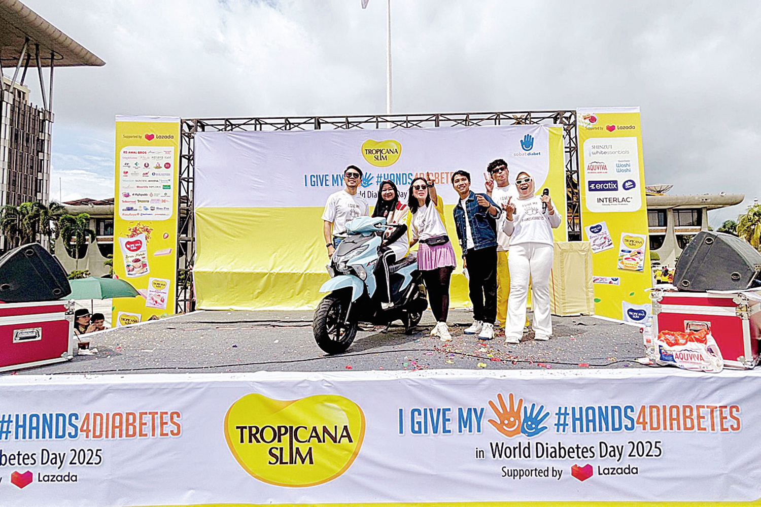 Head of Area Marketing PT Nutrifood Indonesia Nina Agustriana (tiga kiri) beserta jajaran menyerahkan hadiah utama pemenang doorprize berupa satu unit sepeda motor di Pekanbaru, Ahad (16/11/2025).&nbsp;