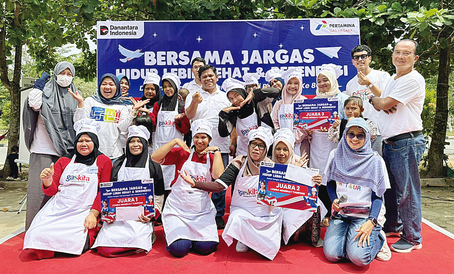 Peserta edukasi dan sinergi energi bersih foto bersama usai acara di Pangkalankerinci, Senin (17/11/2025).
