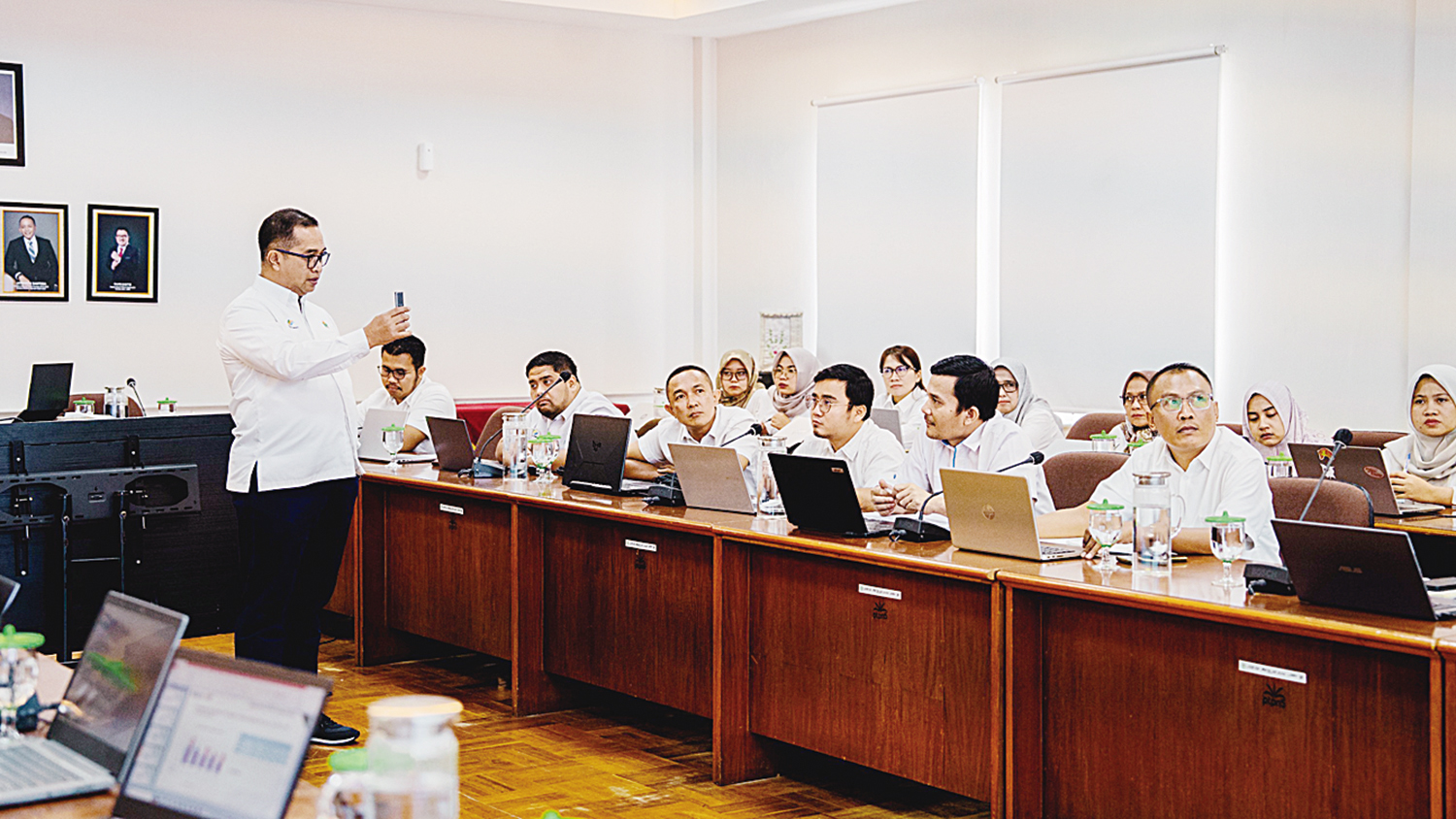 Puluhan Asisten Tata Usaha dari berbagai unit PTPN IV Regional III mengikuti Bootcamp Peningkatan Kompetensi dan Keahlian dalam Pengelolaan Good Governance dan Akuntabilitas di Kantor PTPN IV Regional III, Pekanbaru, Senin (17/11/2025).