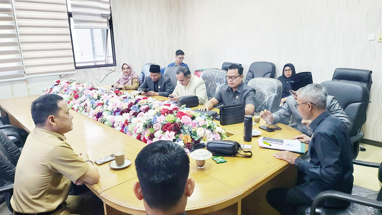 Komisi I DPRD Kabupaten Kampar menggelar Rapat Dengar Pendapat (RDP) dengan Sekretaris Daerah (Sekda) Kampar Hambali, Senin (17/11/2025).