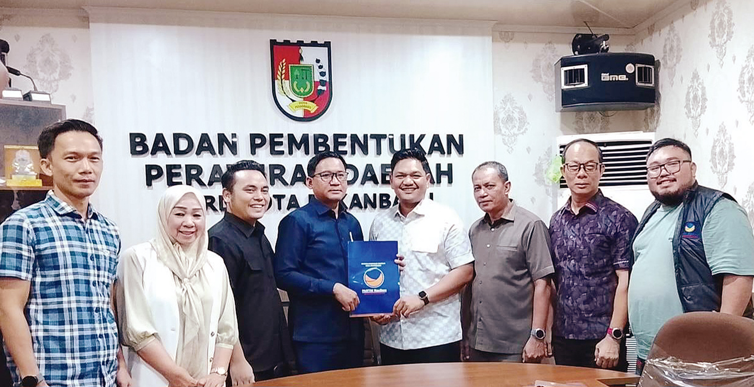 Ketua Fraksi Nasdem DPRD Kota Pekanbaru Aidhil Nur Putra (empat kiri) menyerahkan dokumen Ranperda Inisiasi Fraksi Nasdem kepada Ketua Bapemperda DPRD Kota Pekanbaru Faisal Islami (empat kanan), Senin (17/11/2025).