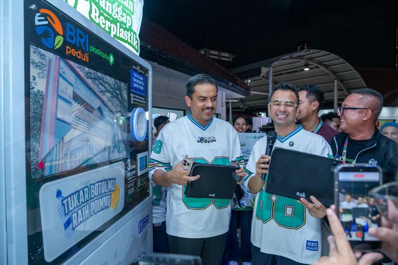 Menteri UMKM, Maman Abdurrahman dan Utusan Khusus Presiden Bidang Pembinaan Generasi Muda dan Pekerja Seni, Raffi Ahmad beri  dukungan upaya dan inisiatif BRI dalam  edukasi pengelolaan sampah