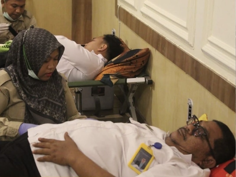Petugas kesehatan mengambil darah petugas Lapas Bengkalis untuk didonorkan bagi masyarakat yang membutuhkan, Selasa (18/11/2025).