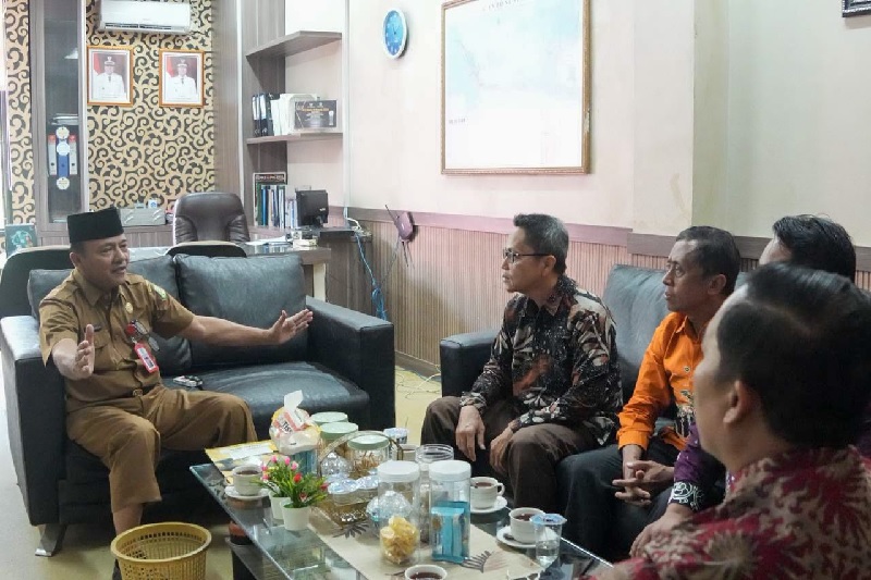 Kadis Kominfo Kuansing H Doni Aprialdi MH memberikan arahan pada personelnya untuk memperkuat peran Kominfo dalam menyebar luaskan informasi ke masyarakat, Selasa (18/11/2025).