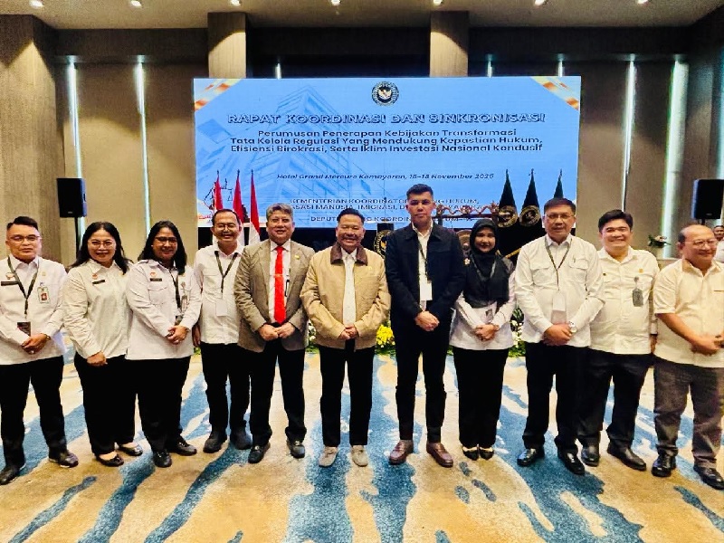 Kakanwil Kemenkum Riau Rudy Hendra Pakpahan (jaket hitam), berfoto bersama Wamenko Kumham Imipas RI Otto Hasibuan (tengah) di sela-sela Rapat Koordinasi dan Sinkronisasi Transformasi Tata Kelola.