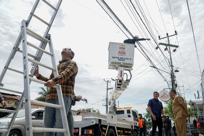 Pemko Pekanbaru melakukan penertiban kabel fiber optik yang semrawut dan melintang di Jalan Inpres di depan Jalan Kulim, di lokasi ini yang telah memakan korban pada warga.