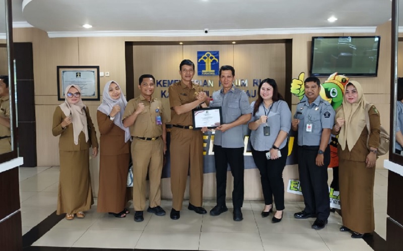 Kadis Budpar Kuansing, Ir Emmerson menerima penghargaan dari Kementerian Hukum RI Wilayah Riau atas kontribusi mitra kerja dalam mendaftarkan Pacu Jalur sebagai KIK dan KBKI masyarakat Kuansing.