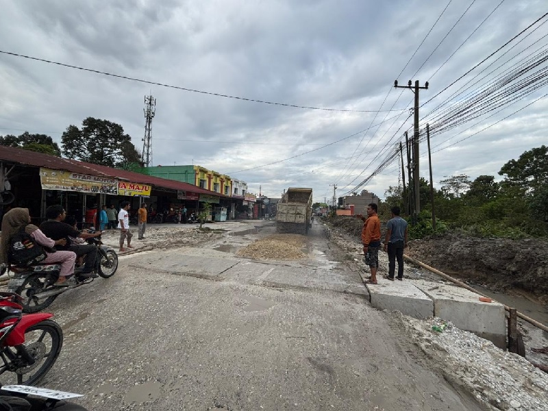 Pembangunan drainase di Jalan Suka Karya Desa Kualu, Kecamatan Tambang, Kabupaten Kampar sudah selesai dibangun, Selasa (18/11/2025).