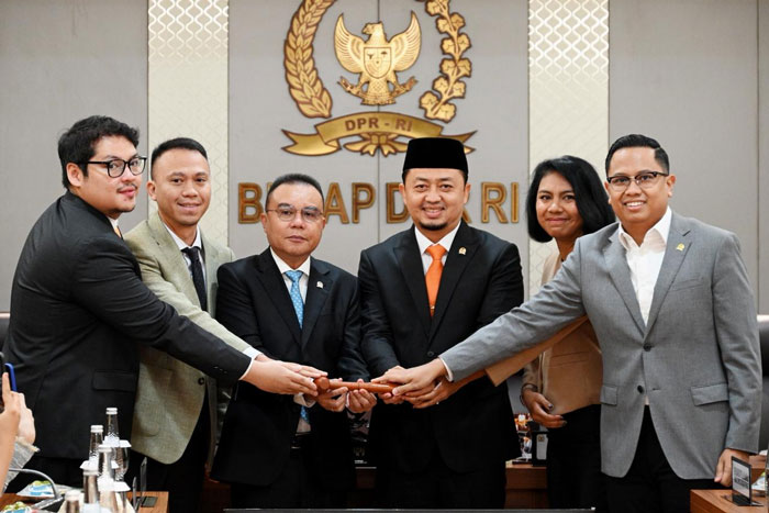 Wakil Ketua DPR RI, Sufmi Dasco Ahmad (tiga kiri) serahkan palu pimpinan BKSAP kepada Syahrul Aidi Maazat (tiga kanan) didampingi 4 wakil pimpinan BKSAP usap rapat, Selasa (18/11/2025).