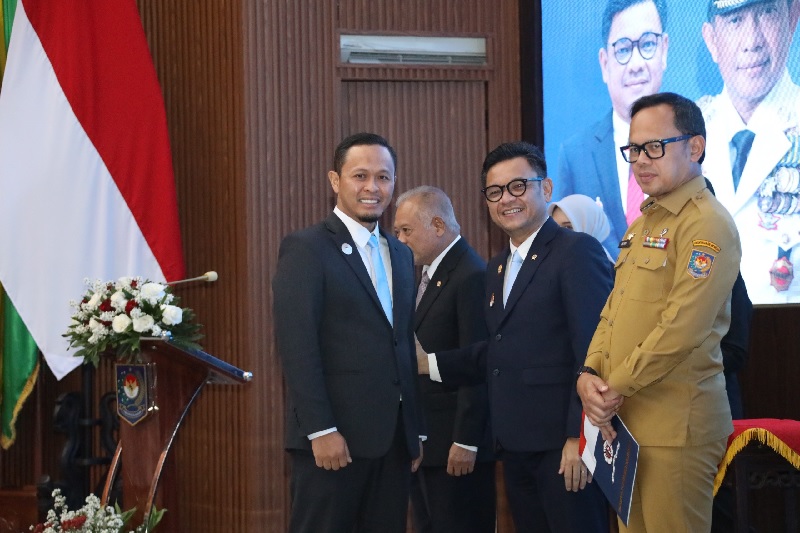 Wako Pekanbaru Agung Nugroho bersama Gubernur Lemhannas TB Ace Hasan Syadzily dan Wamendagri Bima Arya saat penutupan KPPD Kemendagri, Selasa (18/11/2025).