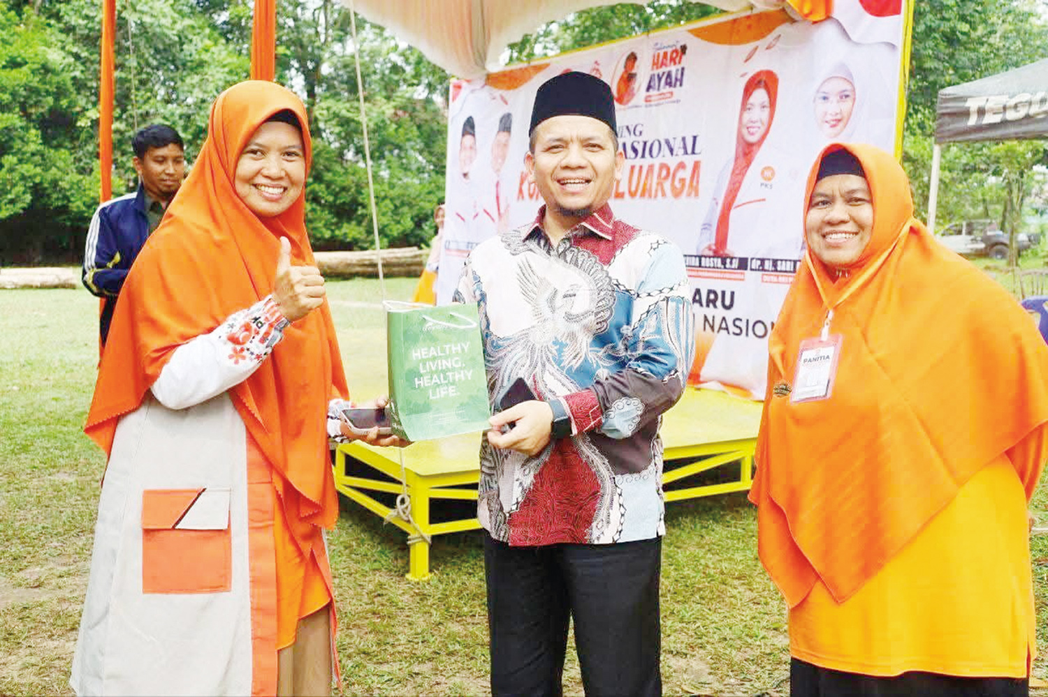 Wakil Ketua DPRD Riau Ahmad Tarmizi menyerahkan cendera mata kepada peserta kegiatan Launching Gerakan Nasional Kumpul Bersama Keluarga di Pekanbaru.