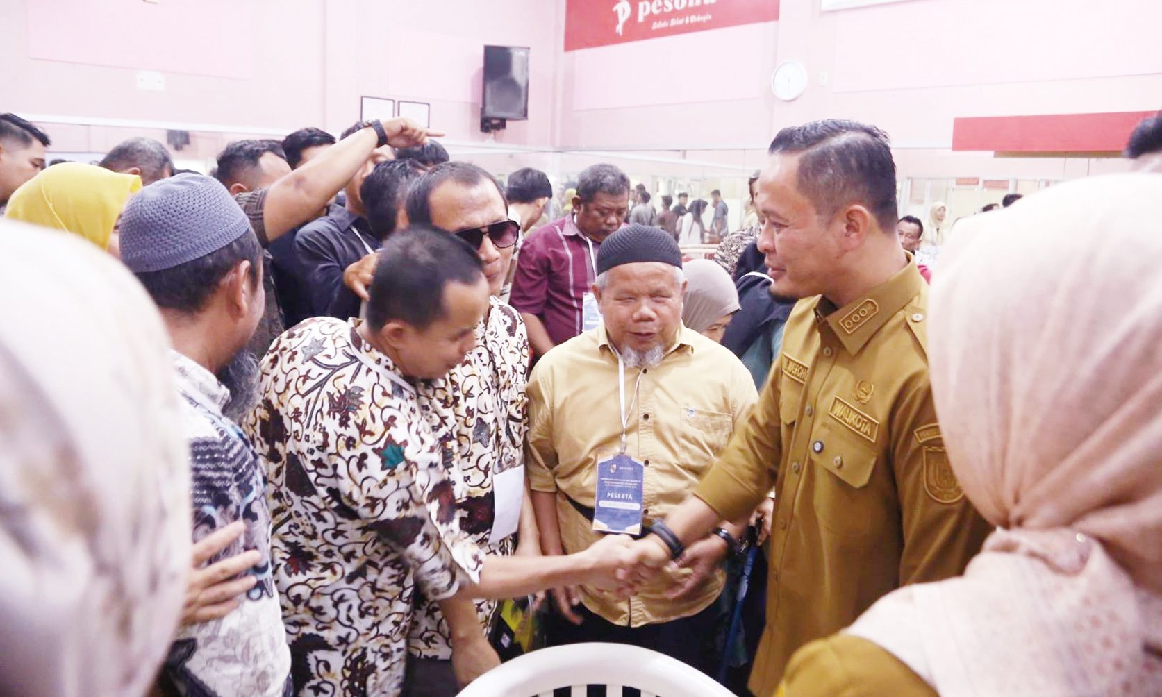 Wali Kota Pekanbaru Agung Nugroho menyalami dan berbincang dengan penyandang disabilitas dalam pelatihan yang digelar Pemko Pekanbaru beberapa waktu lalu. Penyandang disabilitas adalah salah satu penerima Beasiswa Pemko Pekanbaru.