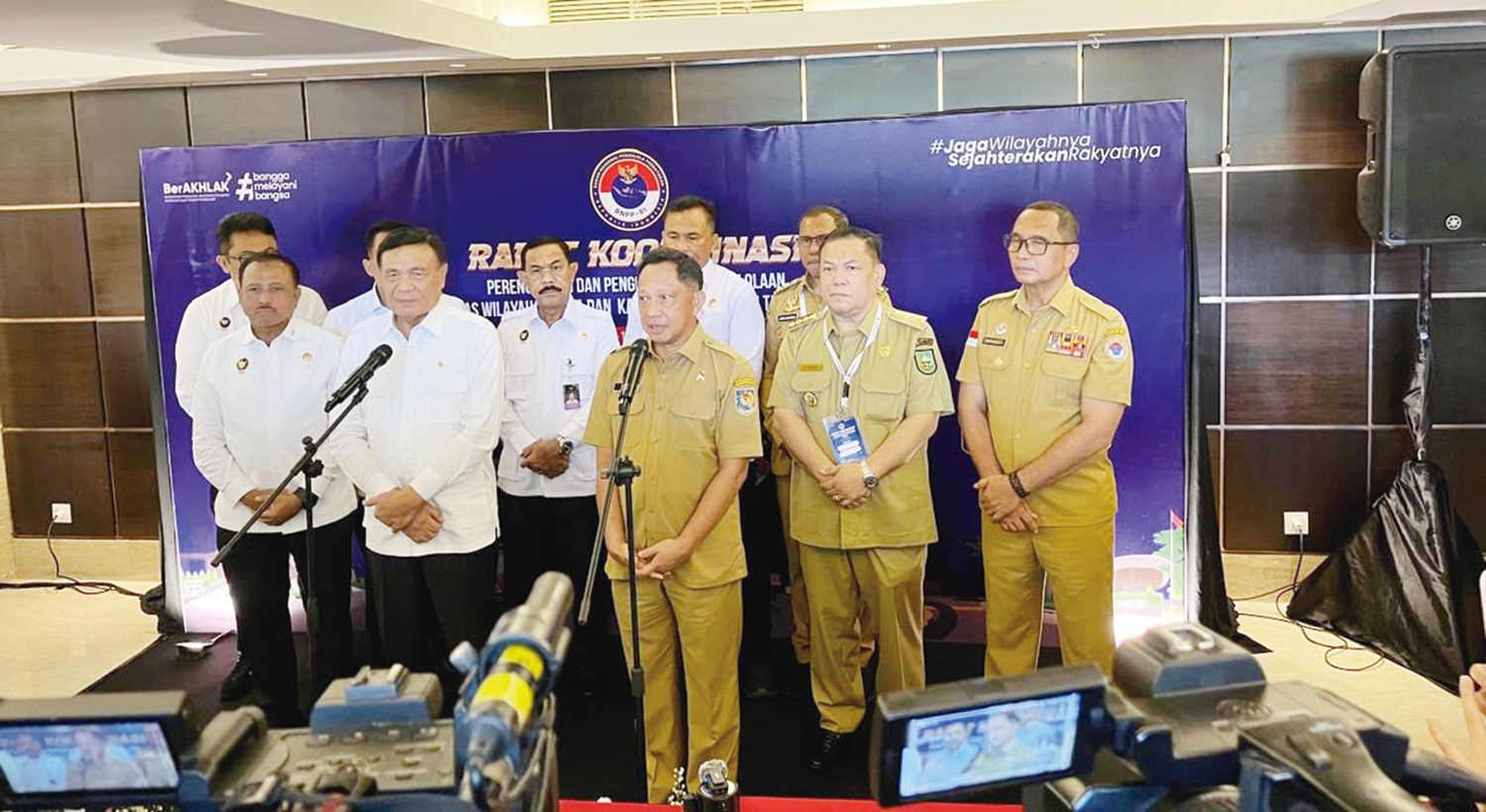Pelaksana Tugas Gubernur Riau SF Hariyanto (dua kanan) mendampingi Mendagri Tito Karnavian dan Menko Polkam Jenderal TNI (Purn) Djamar Chaniago saat Rapat Koordinasi Perencanaan dan Pengendalian Pengelolaan Batas Wilayah Negara dan Kawasan Perbatasan Tahu