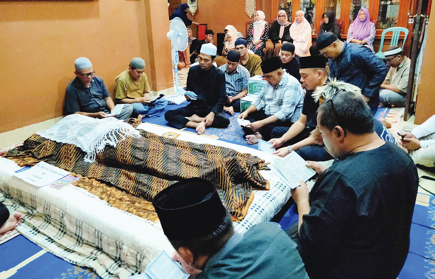 Rumah Duka : Ustaz Abdul Somad (UAS) saat takziah ke rumah duka Dr drh Chaidir di Jalan Puskopkar Raya Pandau Permai, Selasa (18/11/2025). ft :  EVAN GUNANZAR/RIAU POS