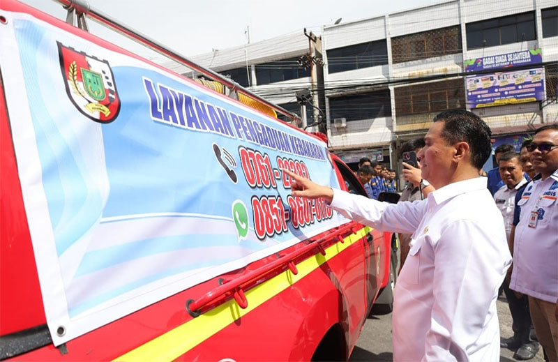 Wakil Wali Kota Pekanbaru, Markarius Anwar, memimpin peluncuran mobil sosialisasi nomor pengaduan kebakaran.