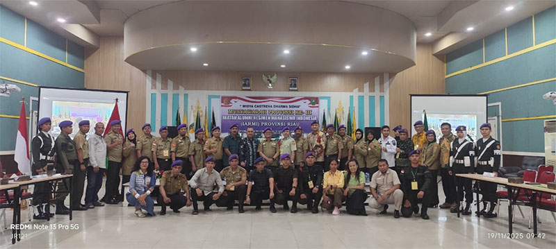 Peserta Musda III IARMI Riau foto bersama ketua terpilih Dr Taufik Arrakhman SH MH usai musda di aula Badan Pengembangan Sumber Daya Manusia (BPSDM) Provinsi Riau, Rabu (18/11/2025).