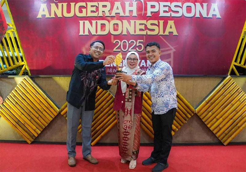 Wabup Misharti menerima penganugerahan Subayang Rafting pada ajang Anugerah Pesona Indonesia 2024 untuk kategori Wisata Air di Kantor Bupati Bengkayang, Selasa (18/11/2025).