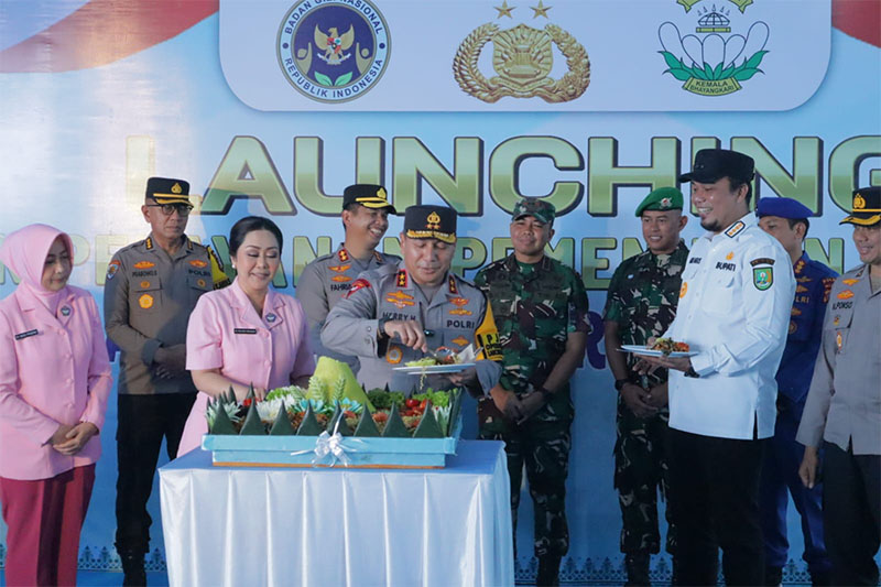 Kapolda Riau Irjen Pol Herry Heryawan didampingi Bupati Ade Agus Hartanto, Kapolres AKBP Fahrian Saleh Siregar dan pejabat lainnya saat memotong tumpeng peresmian dapur SPPG di Inhu, Rabu (19/11).