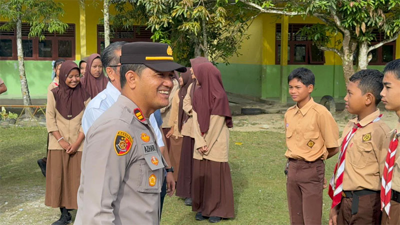 Kapolsek Singingi, Iptu Azhari menyapa para pelajar SMPN 3 Desa Sumber Datar saat berkunjung, Rabu (19/11/2025).