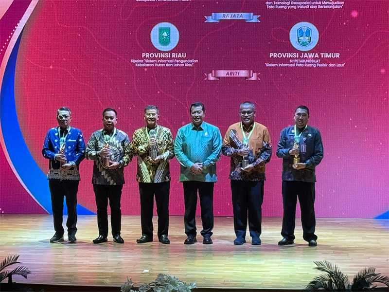 Kepala BPBD Damkar Riau (kiri) usai menerima penghargaan di Jakarta, Selasa (18/11/2025).