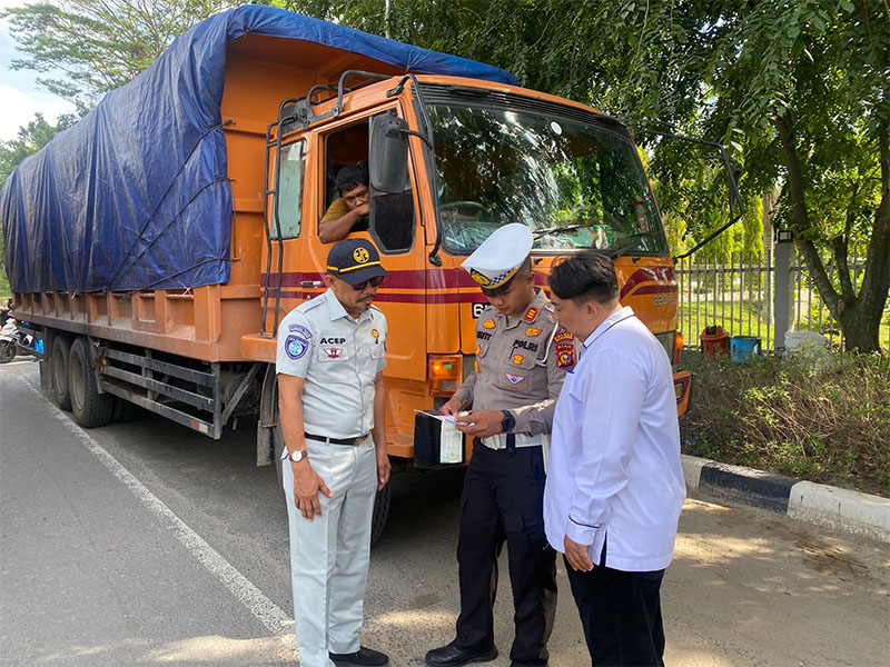 Kasat Lantas Polres Pelalawan, AKP Tatit Rizkyan Hanafi SIK MH memeriksa surat-surat kendaraan dalam razia gabungan, Rabu (19/11/2025).