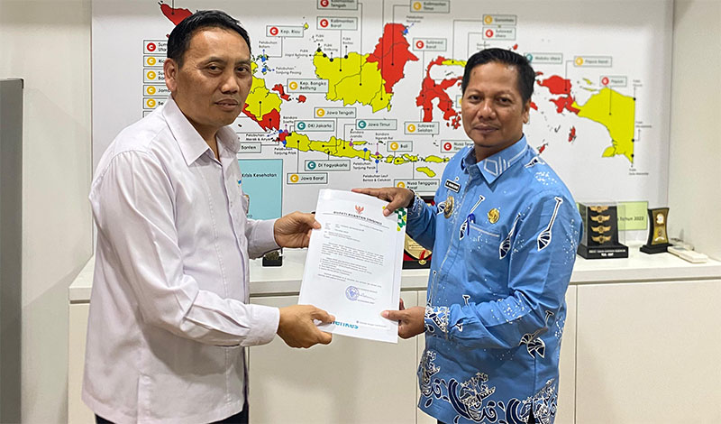 Wakil Bupati Kuansing H Muklisin menyerahkan dokumen tanda terima penyerahan bantuan alat kesehatan dari Kemenkes RI, Rabu (19/11/2025) di Kantor Kemenkes RI Jakarta.