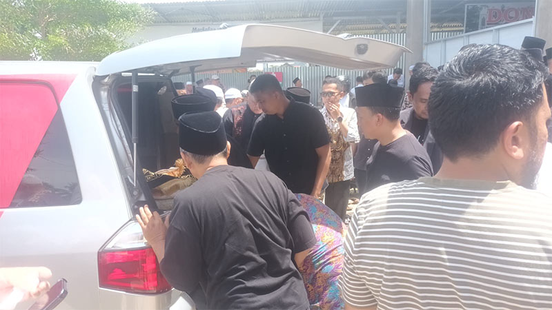 Almarhum Dr drh Chaidir dinaikkan ke ambulan usia prosesi salat jenazah di Masjid Al-Ikhlas, Desa Pandau Jaya, Siak Hulu, Kampar pada Rabu (19/11/2025).