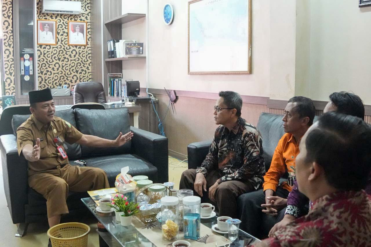 Kadis Kominfo Kuansing H Doni Aprialdi MH memberikan arahan kepada personel untuk memperkuat peran Kominfo dalam menyebarluaskan informasi ke masyarakat, Selasa (18/11/2025).