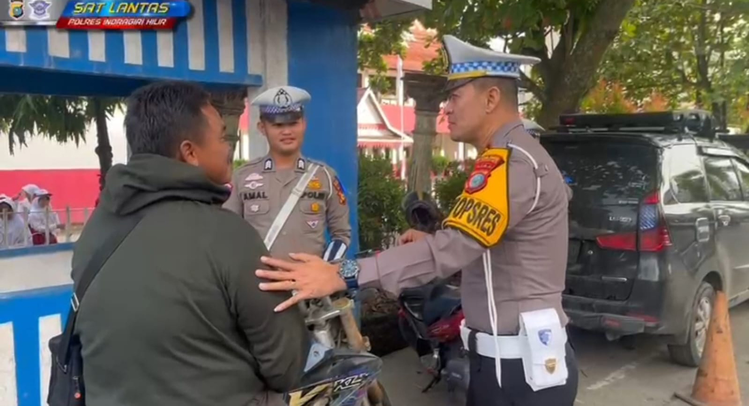 Kasat Lantas Polres Inhil AKP Ricky Marzuki memberikan teguran terhadap pengendara yang tidak mematuhi aturan saat operasi Zebra Lancang Kuning di Jalan Baharuddin Yusuf, Tembilahan, Selasa (18/11/2025).