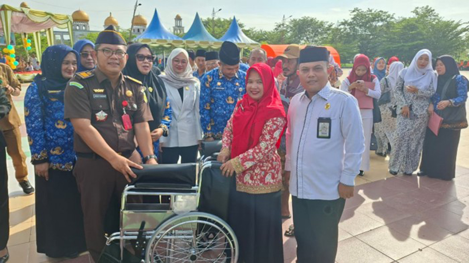 Ketua Baznas Rohil Jefrizal (kanan) saat menyerahkan bantuan kursi roda di Lapangan Purna MTQ, Batu Enam, Bagansiapiapi, baru-baru ini.&nbsp;