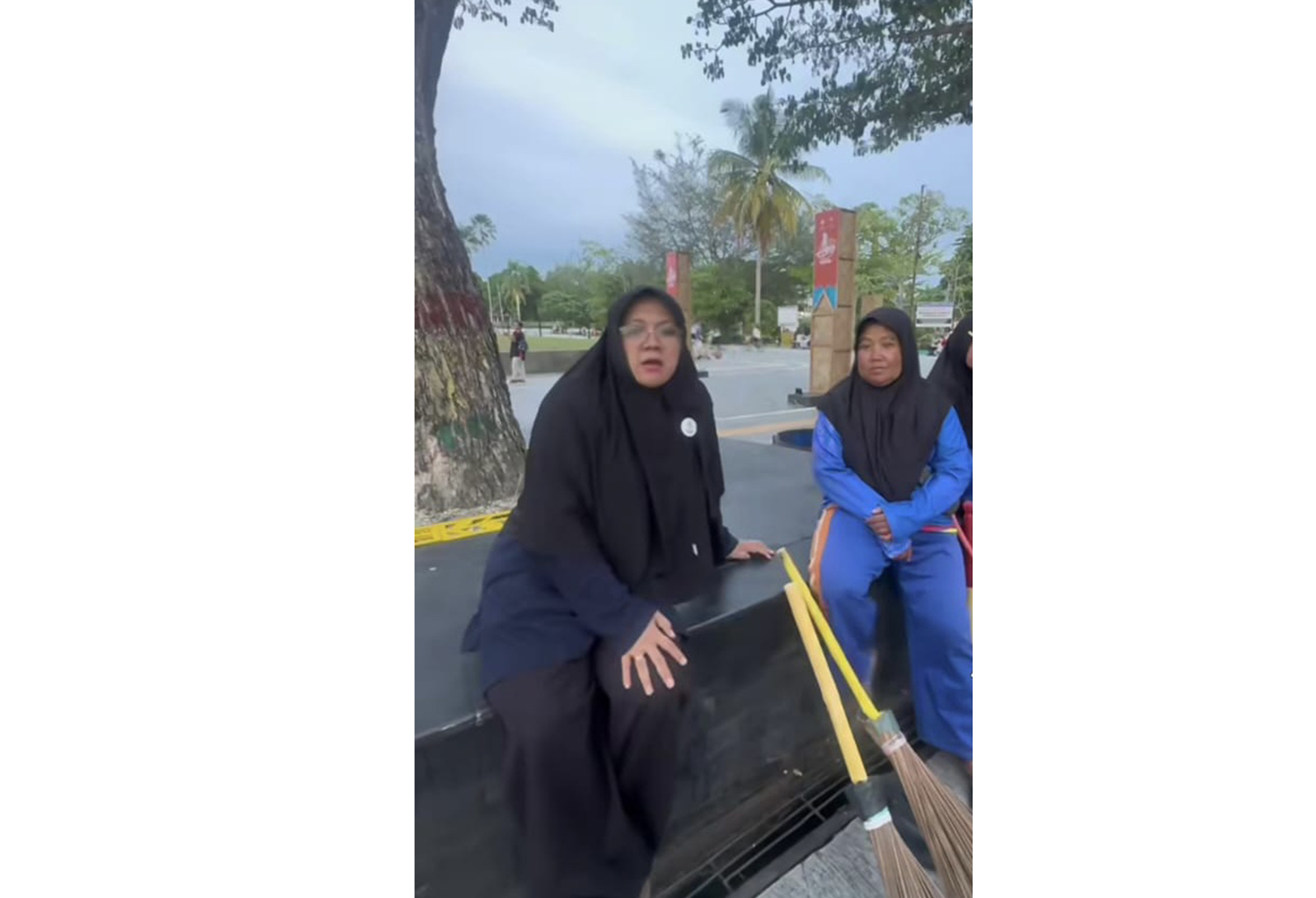 Bupati Siak Afni Z duduk dan berbincang bersama petugas kebersihan di Lapangan Siak Bermadah, depan Istana Siak, Senin (17/11/2025).