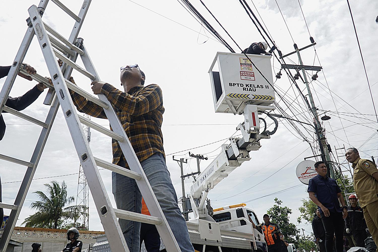 Pemerintah Kota Pekanbaru melakukan penertiban Kabel Fiber Optik yang semraut&nbsp;dan melintang di Jalan Inpres di depan Jalan Kulim, di lokasi ini yang telah memakan korban pada warga, dan &nbsp;juga dilakukan penertiban di sejumlah lokasi kota Pekanbar