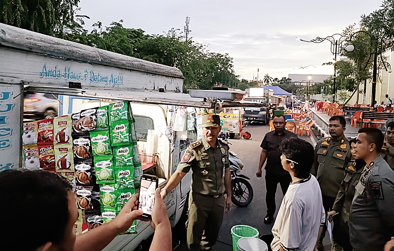 Kasatpol PP Pekanbaru Yuliarso bersama personel saat memberikan peringatan kepada PKL yang masih berjualan di Jalan Sultan Syarif Qasim dan seputaran Masjid Raya An-Nur, Senin (17/11/2025) petang.