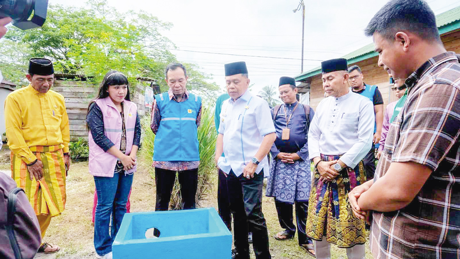 Bupati Kepulauan Meranti H Asmar dan pihak PLN UIP Sumbagteng meninjau Program TJSL di Kabupaten Kepulauan Meranti.