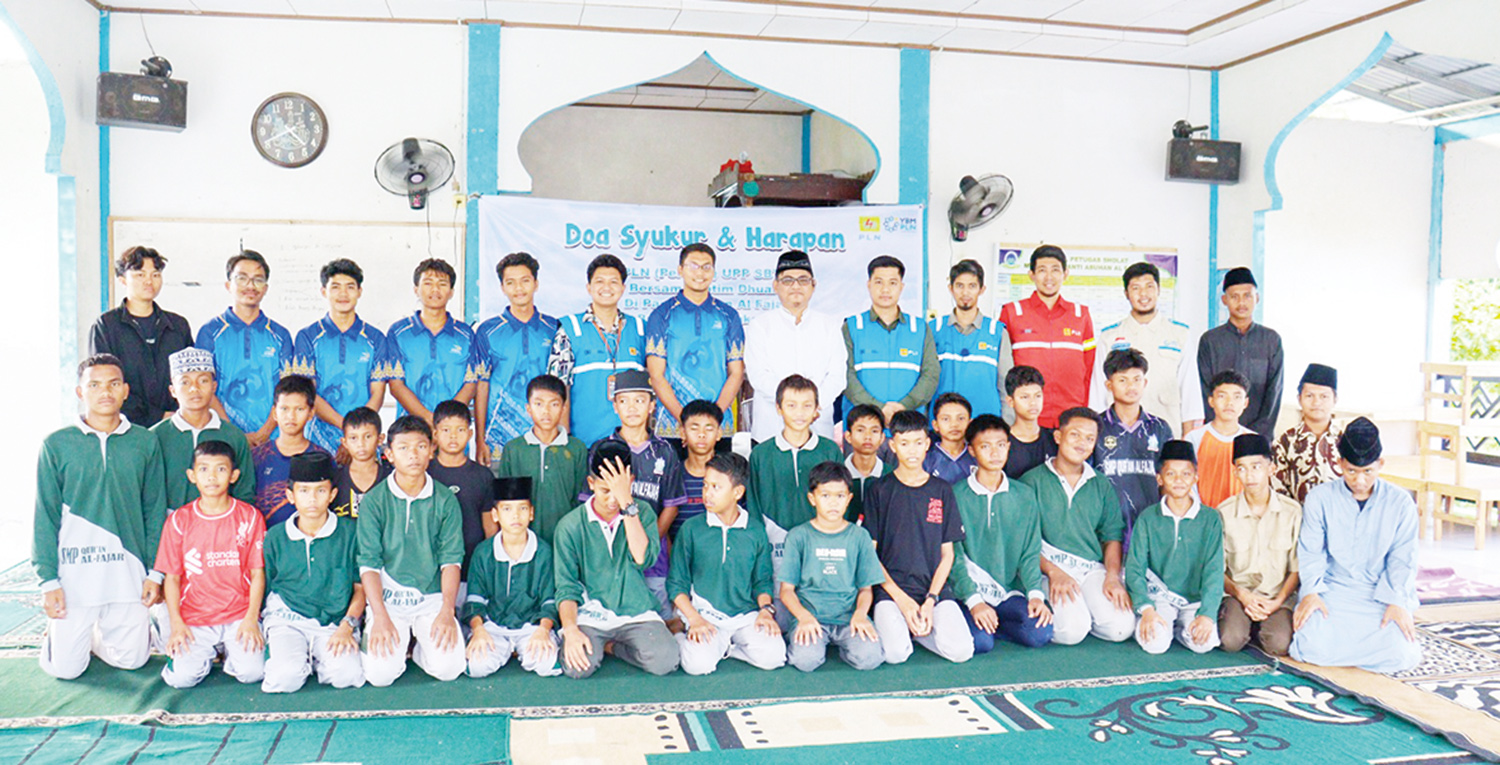 Pihak PT PLN foto bersama dengan anak-anak yatim dan duafa di Panti Asuhan Al Fajar, Bukit Batu, Pakning, Kabupaten Bengkalis.