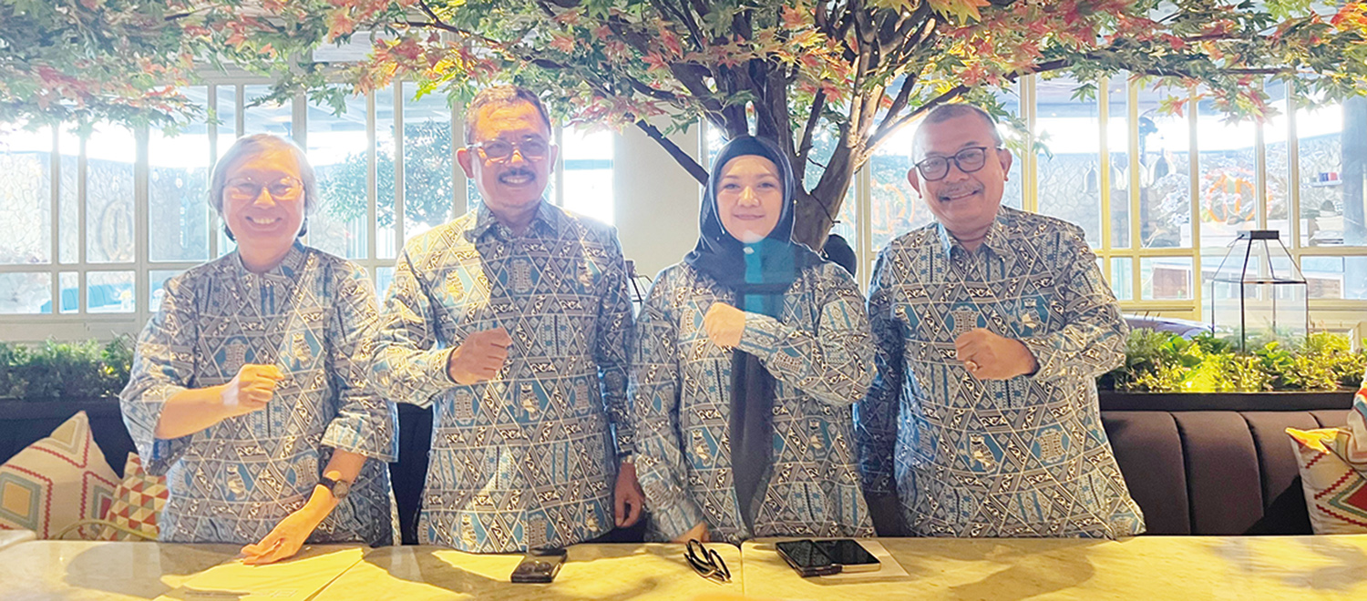 Ketua DPP Apindo Riau Wijatmoko Rah Trisno (dua kiri) didampingi pengurus Apindo Riau melakukan konferensi pers terkait Musprov ke-5 yang akan digelar pada Sabtu (29/11/2025).