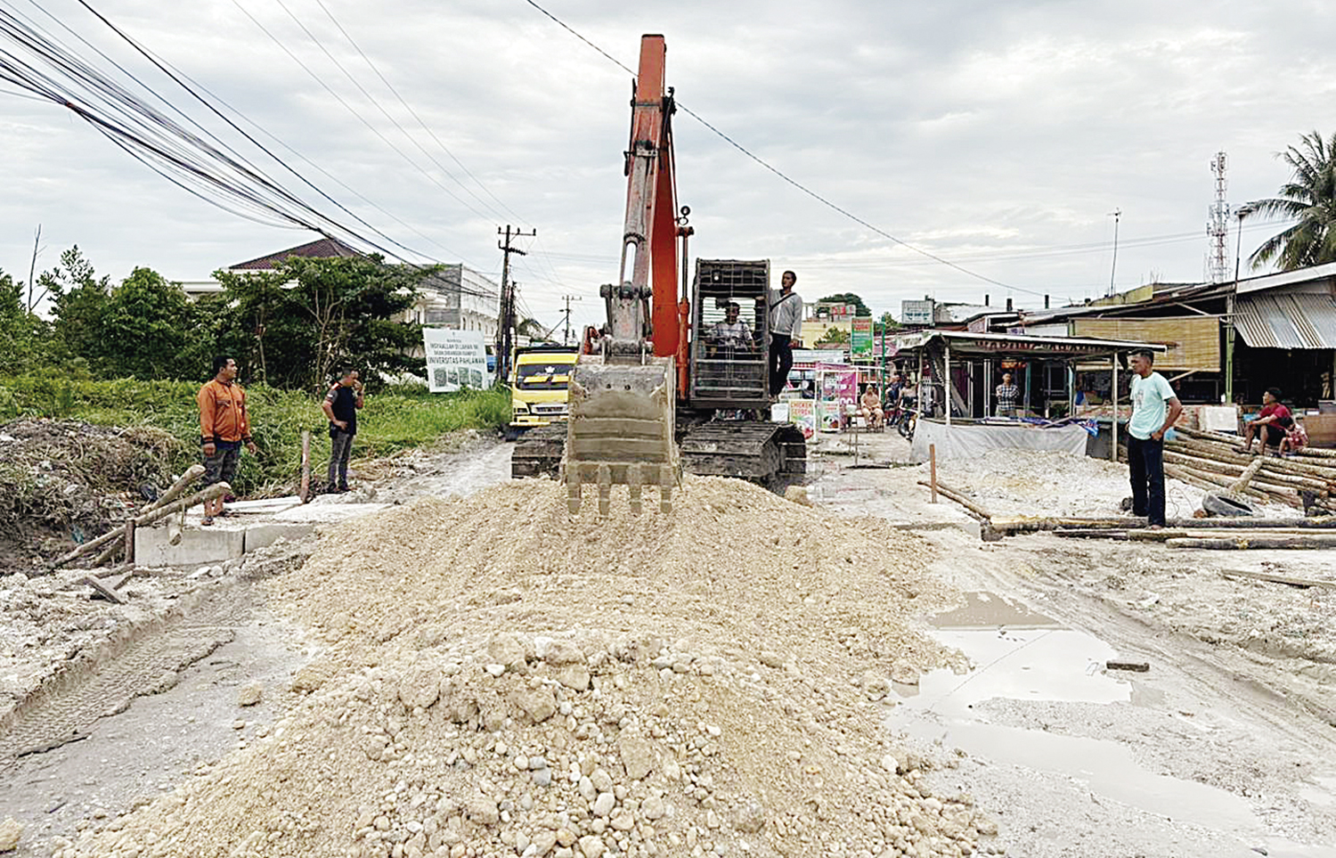 Dinas PUPR Kampar menggesa perbaikan Jalan Suka Karya, Desa Kualu, Kecamatan Tambang, Kabupaten Kampar setelah pengerjaan drainase rampung, Selasa (18/11/2025).