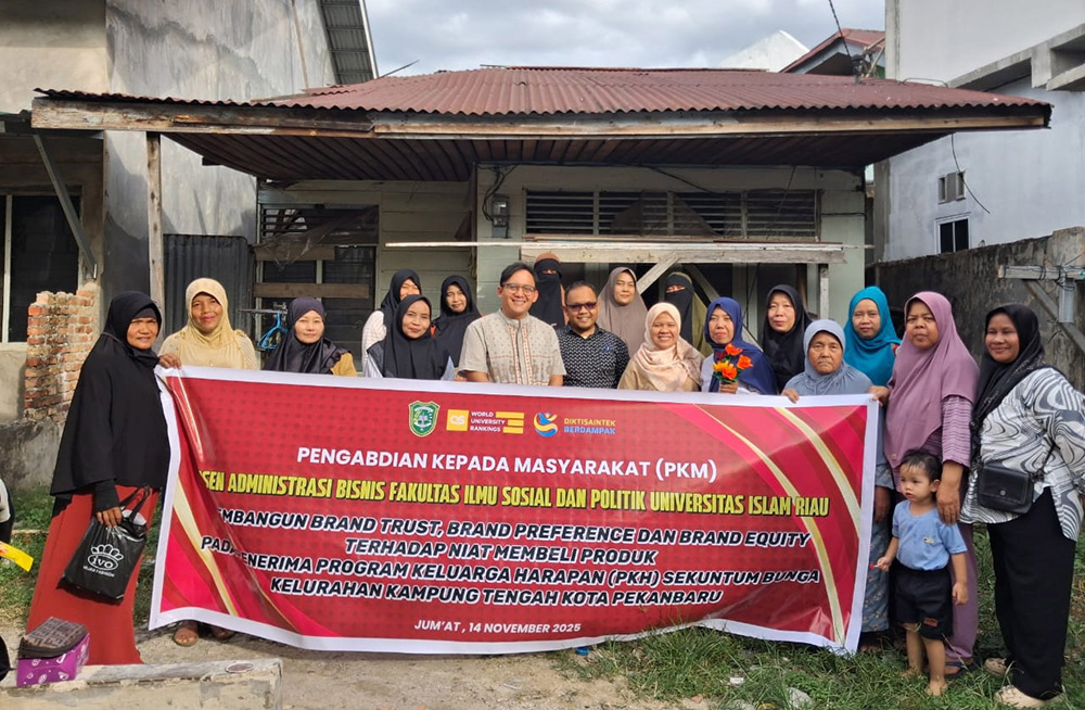 : Tim pengabdian dosen UIR foto bersama ibu-ibu penerima Program Keluarga Harapan Sekuntum Bunga, Kelurahan Kampung Tengah, Kota Pekanbaru, Jumat (14/11/2025). UIR untuk Riau Pos