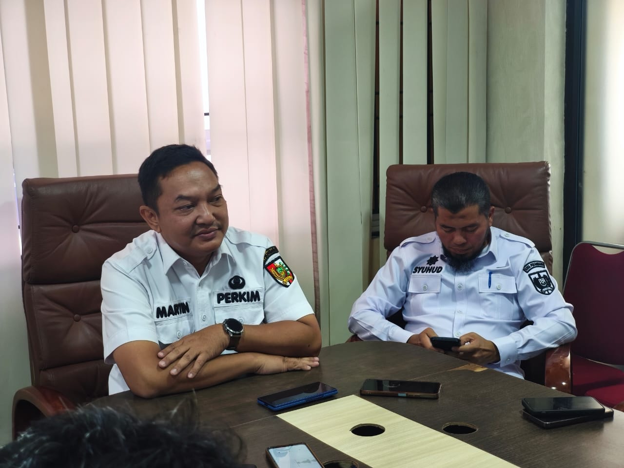 Plt Kadis Perkim Pekanbaru Martin Manouluk didampingi Plt Kadiskominfo Pekanbaru M Syuhud memberikan keterangan pers di MPP Pekanbaru, Rabu (19/11/2025).