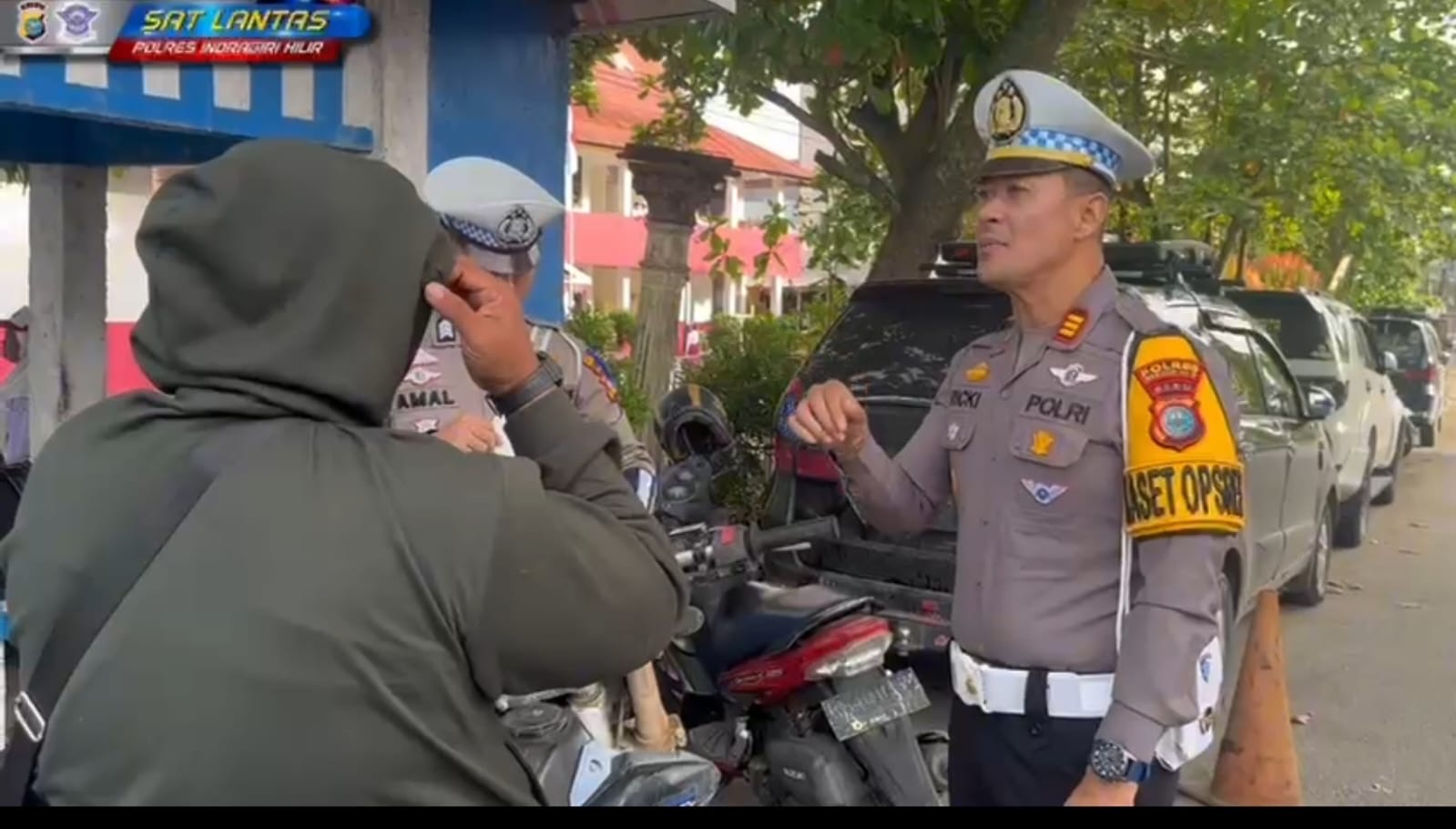 Kasat Lantas Polres Inhil AKP Ricky Marzuki menegur pengendara yang tidak mematuhi aturan saat operasi Zebra Lancang Kuning di Jalan Baharuddin Yusuf, Tembilahan, Selasa (18/11/2025).
