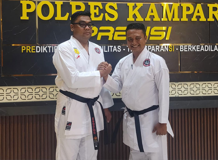 Ketua Umum Inkanas Kampar, AKBP Boby Putra Ramadhan Sebayang SIK (kiri) salam komando dengan Sekretaris Inkanas Satya Budhi Pratama di Mapolres Kampar, Rabu (19/11/2025).