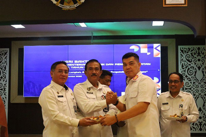 Kepala Kanwil Kemenkum Riau Rudy Hendra Pakpahan (kanan), salam komando bersama Kepala Kanwil Ditjenpas Riau Maizar (tengah) dan Kepala Kanwil Ditjen Imigrasi Agus Prianto