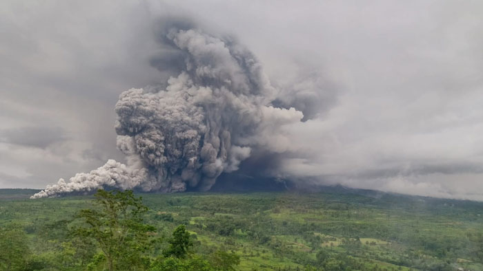 Aktivitas vulkanik Gunung Semeru, Rabu (19/11/2025), pukul 17.00 WIB.