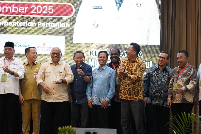 Wakil Bupati Kuansing, H Muklisin (batik biru) bersama kepala daerah penghasil sawit Indonesia hadir dalam Munas II AKPSI di Auditorium Kementerian Pertanian RI, Jakarta , Rabu (19/11/2025) .