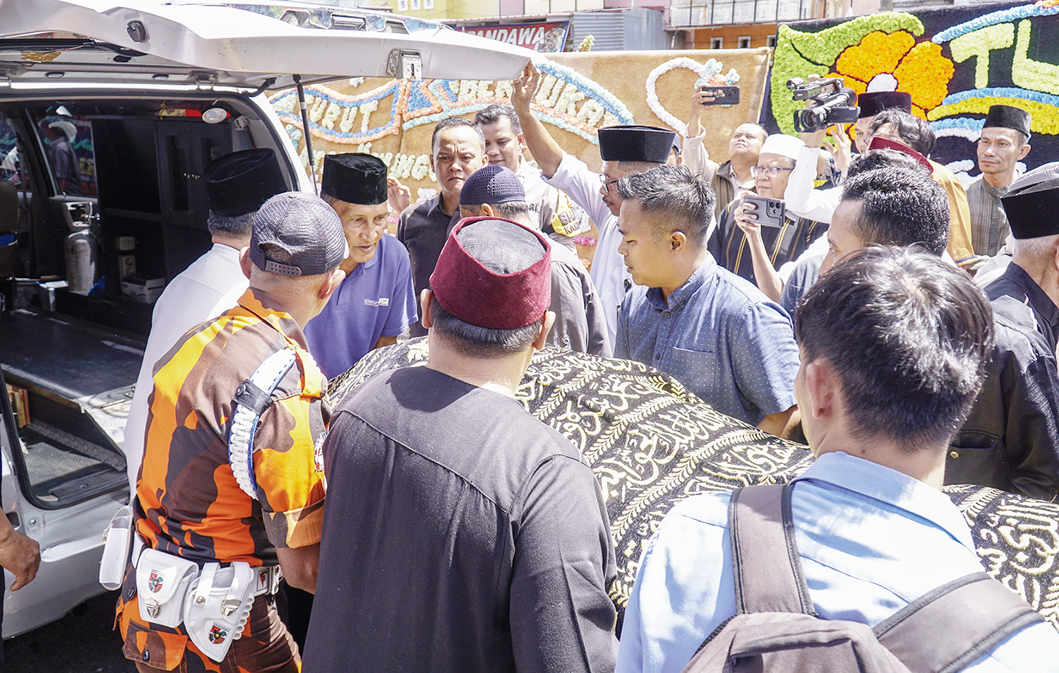 Almarhum DR Drh Chaidir MM saat prosesi pemakaman di hadiri kerabat dan tokoh masyarakat Riau, di Desa Pandau Jaya, Siak Hulu, Kampar, Rabu (19/11/2025) ft: MHD AKHWAN/RIAUPOS