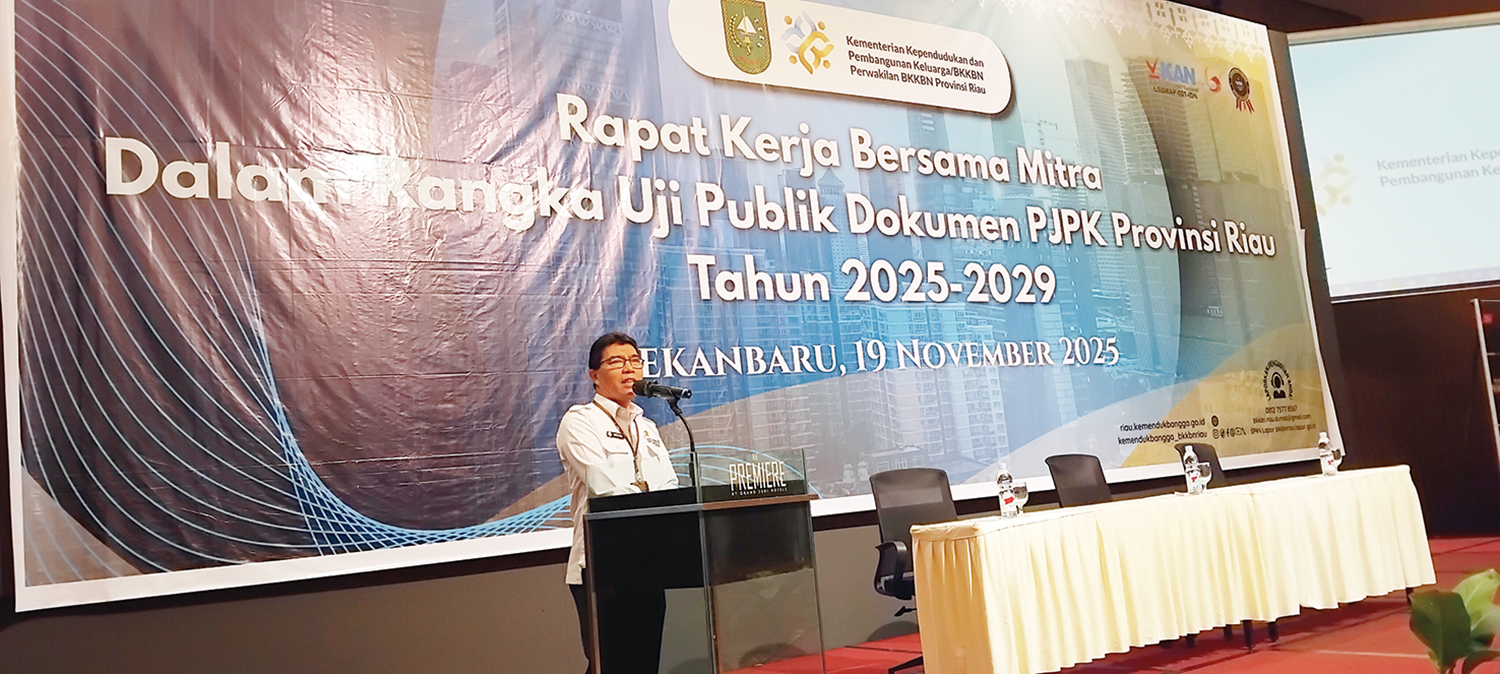 Kepala Perwakilan BKKBN Riau Mhd Irzal memberikan sambutan pada acara uji publik Peta Jalan Pembangunan Kependudukan Provinsi Riau 2025-2029 di Hotel Premiere, Pekanbaru, Rabu (19/11/2025).