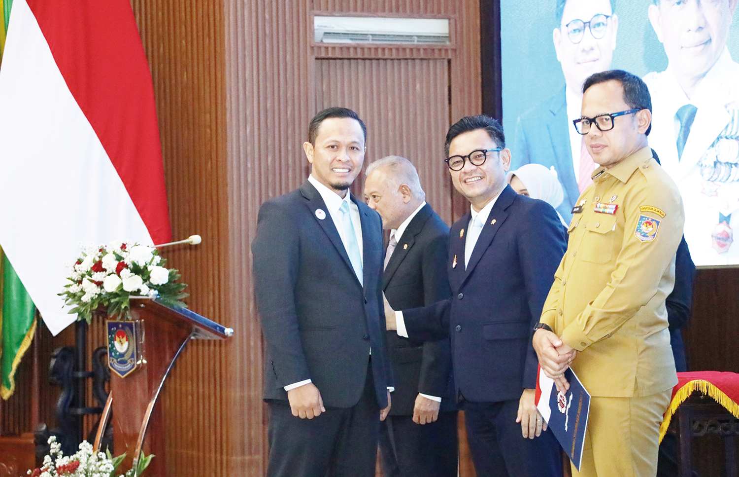 Wali Kota Pekanbaru Agung Nugroho bersama Gubernur Lemhannas TB Ace Hasan Syadzily dan Wamendagri Bima Arya saat penutupan KPPD Kemendagri, Selasa (18/11/2025).