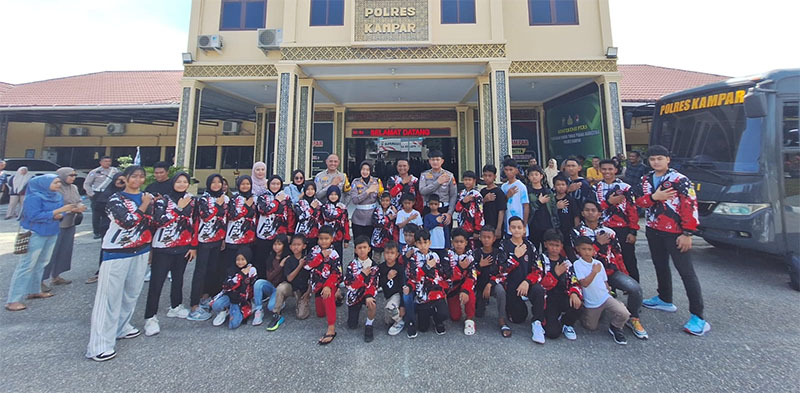 Ketua Harian Inkanas Kampar AKP Wulan Afdhalia Ramdhani foto bersama atlet sebelum dilepas keberangkatan di Mapolres Kampar, Kamis (20/11/2025).