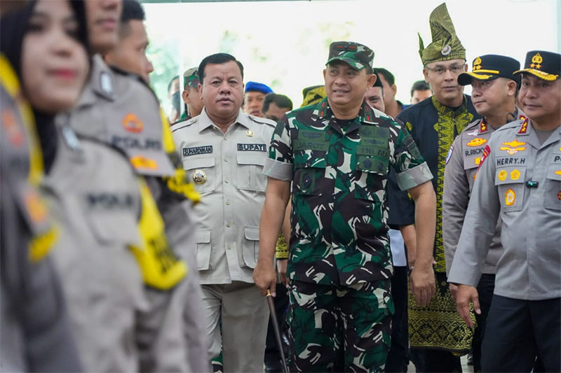 Bupati Kuansing H Suhardiman Amby, Kapolda Riau Irjen Pol Herry Heryawan, Danrem 031 Wira Bima Brigjen TNI Jarot Suprihanto, Ketua DPRD H Juprizal SE MSi, hadir bersama ratusan Dubalang Kuantan